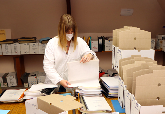 Axelle manipulant des archives