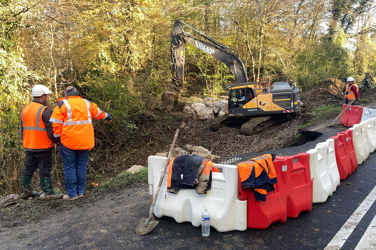 Agents travaillant avec une pelleteuse
