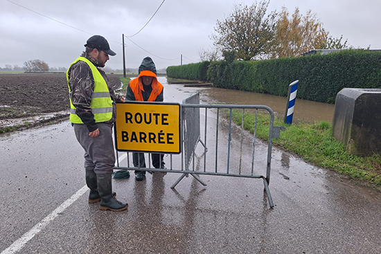 Agents devant une route barrée