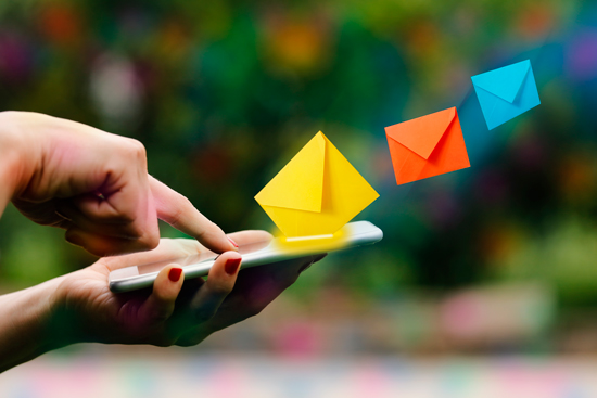 Enveloppes colorées sortant d'un smartphone, dématérialisation