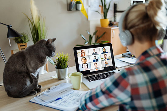 Femme télétravaillant sur un ordinateur portable