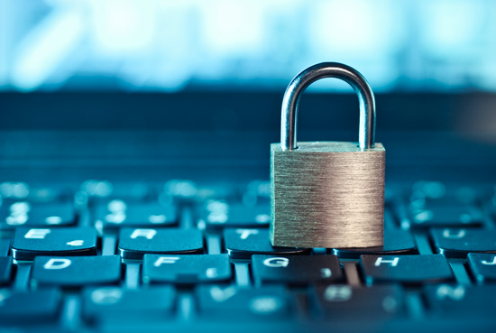 Ordinateur portable avec cadenas fermé