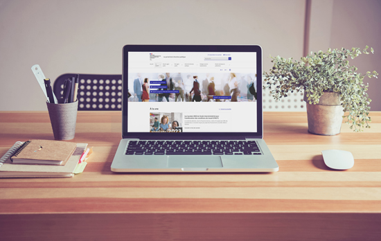 Ordinateur sur une table