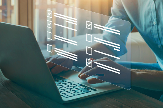 Femme réalisant un sondage en ligne sur un ordinateur