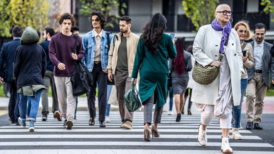 Foule de personnes marchant sur un passage piéton