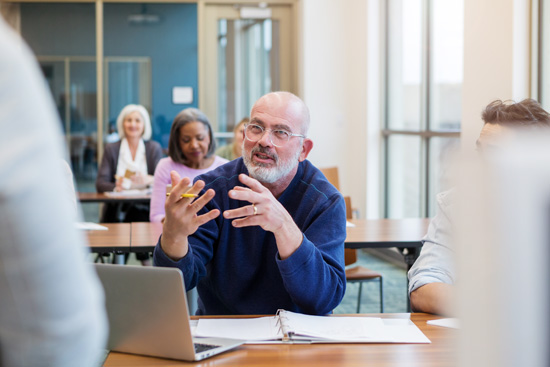 Groupe de personnes en formation